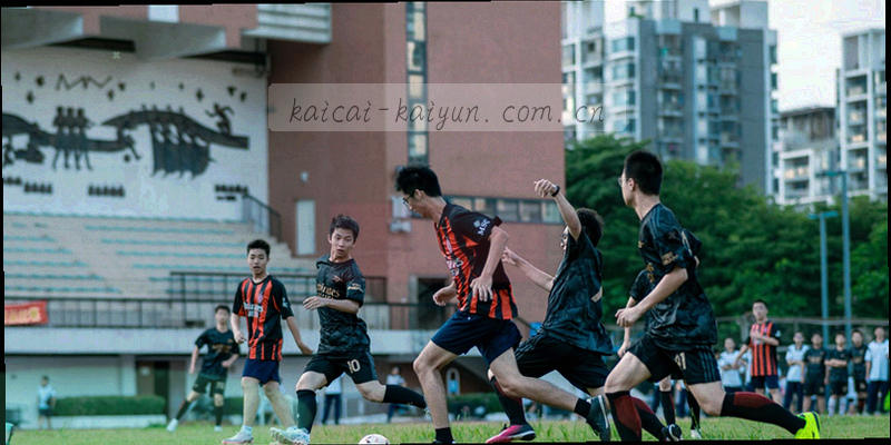 流动的数据线条汇入一个漏斗